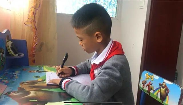 早练字早受益！8岁小孩“神仙字迹”爆红网络(图1)