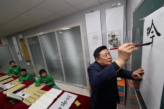 周末人物｜王昭海：翰墨润泽四百童心(图2)