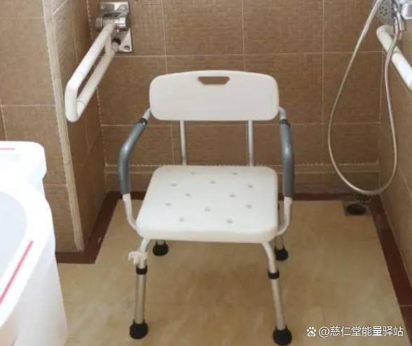 从晨练到夜聊:一位老人的驿站生活日记(图2)