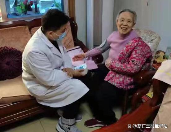 从晨练到夜聊:一位老人的驿站生活日记(图3)